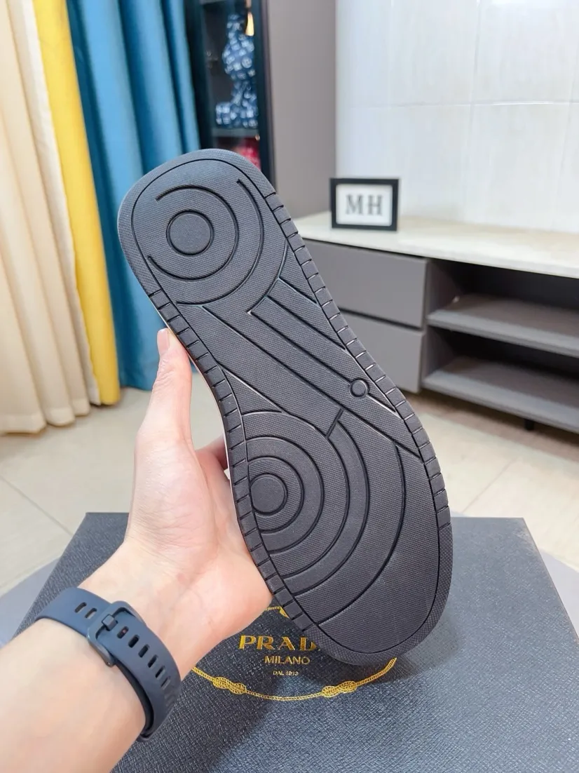 Men's shoes 💰420🌹🌹High-quality new Prada counters are launched simultaneously. The new men's shoes and 😘fabrics are selected from imported mesh and glue-spraying technology. Imported cowhide lining. 👍🏿High-end☄️Open-molded non-slip rubber outsole, exquisite lines, simple and elegant, comfortable and high-end for leisure travel. Code number: 38 to 44